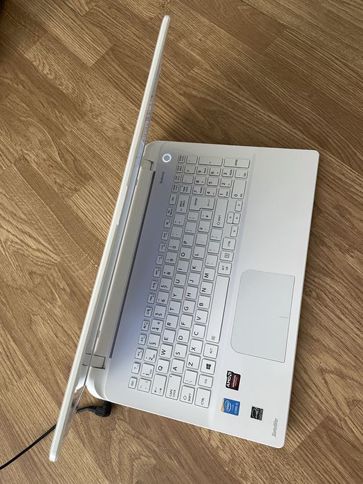 Laptop Toshiba Salellite Slim intel core i5,Display 15,6 inch led.4gb ram ddr3,,Windows 10 Pro,320gb m.,Nu funcționează 3 taste A,B,N.