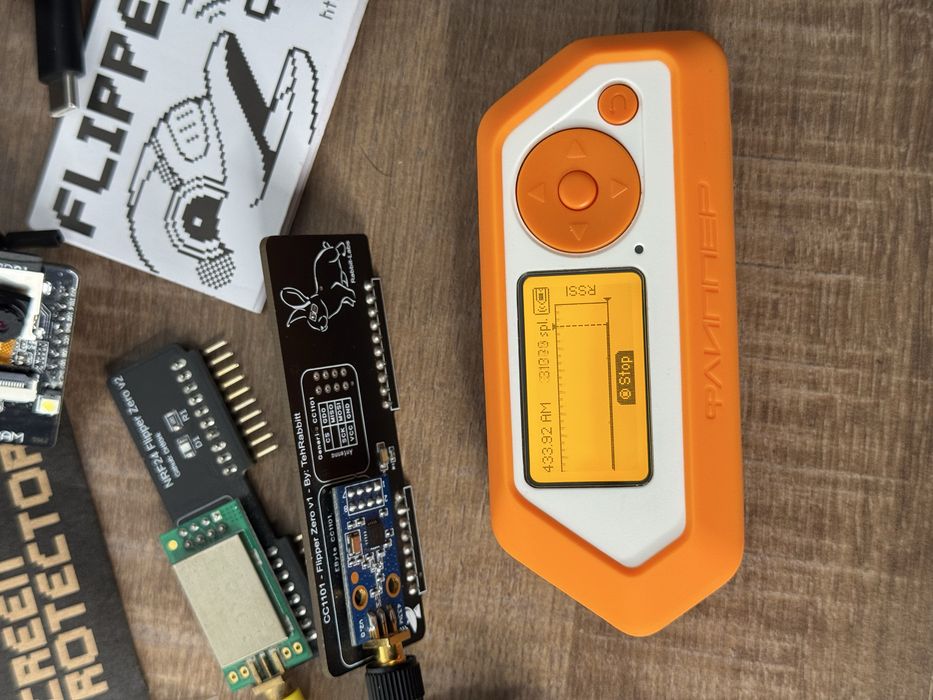 Flipper Zero cu toate Accesoriile
