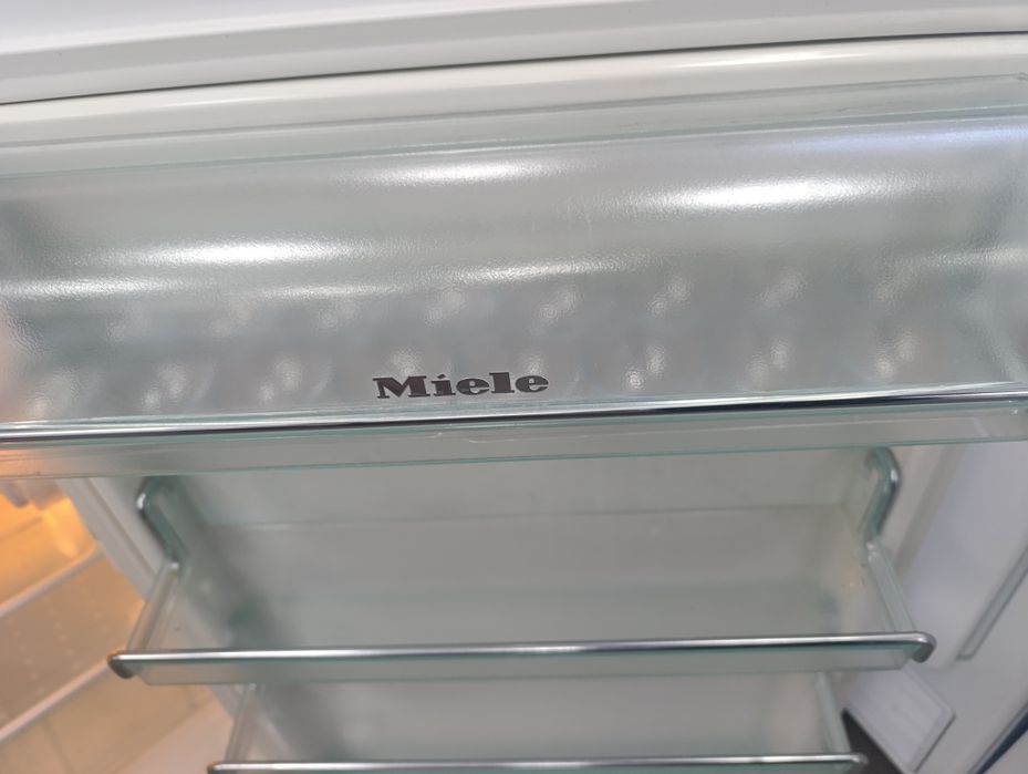 Хладилник за вграждане MIELE