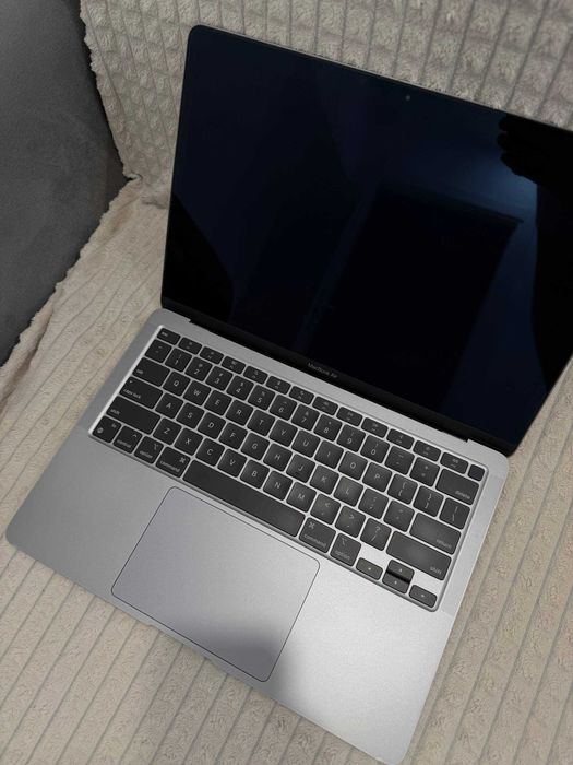 MacBook Air 13.3" M1 / 8GB RAM / 256GB SSD — Argintiu (Silver) 88% baterie