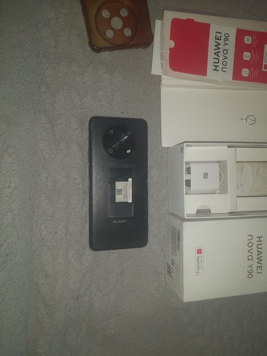 Продается телефон Huawei y90.