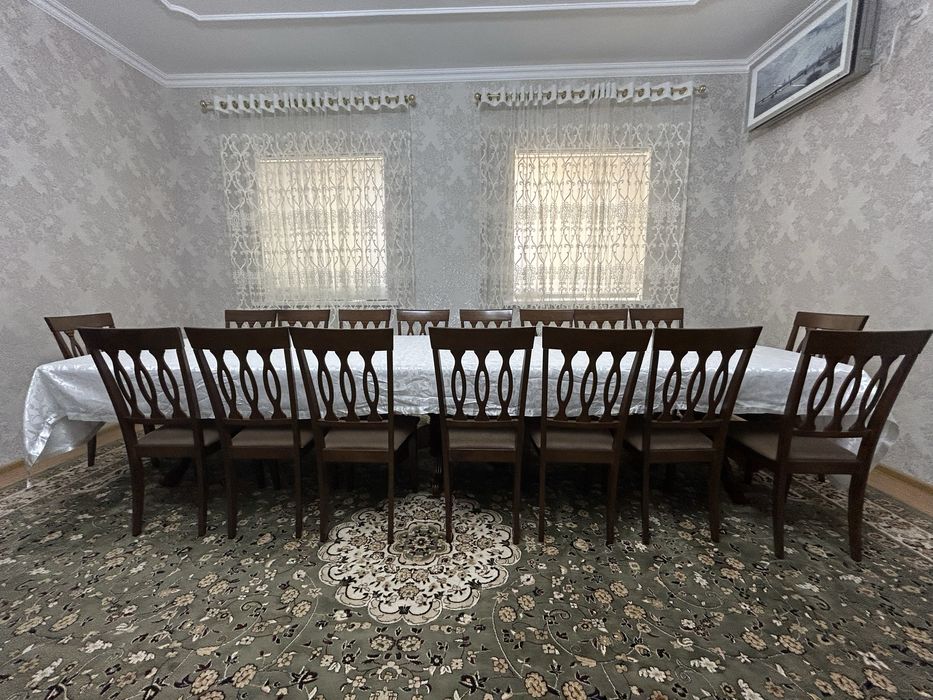 Раздвижной стол с скатертью