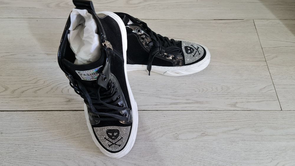 Papuci Techno, Strasuri