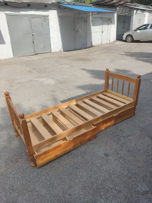 Кровать 75*180 дервянная с выдвижными ящиками на колесиках.