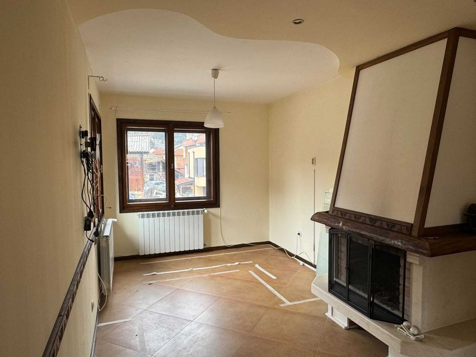 Етаж от каменна къща с двор в центъра на Чепеларе – 124 м²