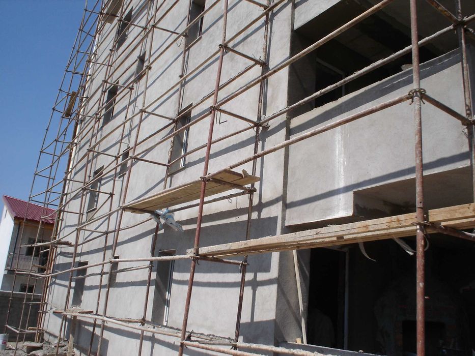 Construim Case si Blocuri la rosu.