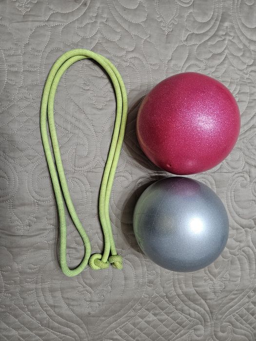 Мяч, булавы, палочка, лента и сапржки