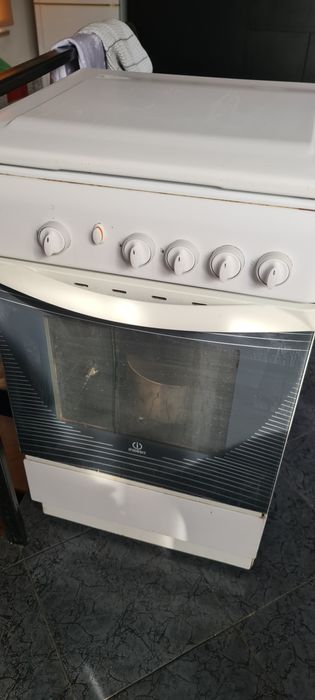 Продам газовую плиту Indesit