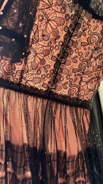 Продавам две офицярни рокли едната е носена а другата само пробвана