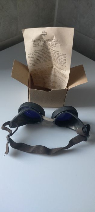 Очки защитные закрытые.