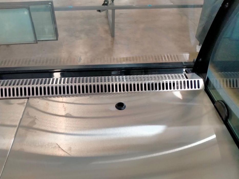 Vitrina frigorifica cu geam drept neagra pt carmangerie