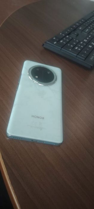 Honor X 9 C. 12/256 aybi faqat ekranda yuqori o'ng burchakda sarapena