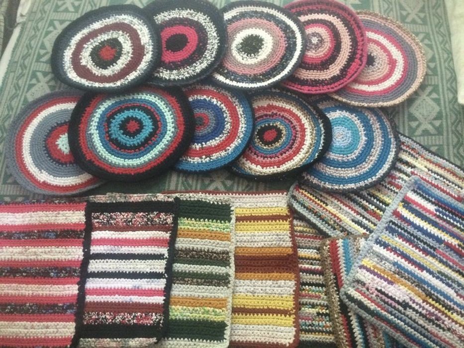 Вчзаные коврики на стулья.