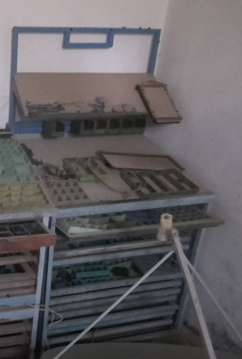 Темир Стеляж тортмали ва тумбочка