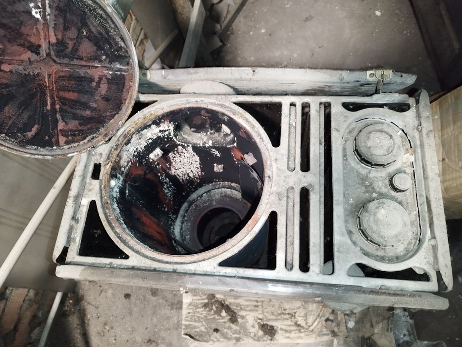 Стара печка на нафта или твърдо гориво