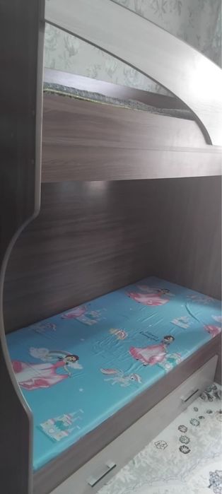 Двух этажный кроват