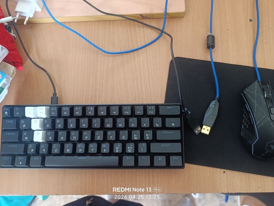 клавиатура, мышка и маленькиц коврик