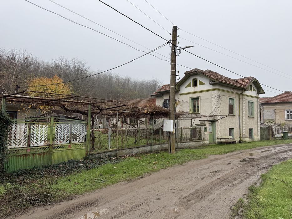 Къща с гараж равен и голям Двор!