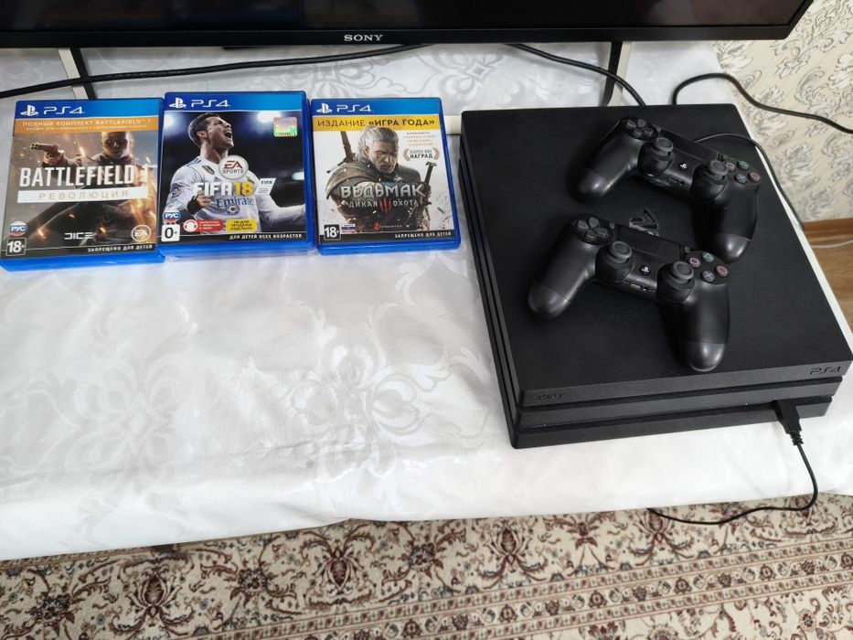 PS4 Pro 1Tb + два джойстика + 3 игры