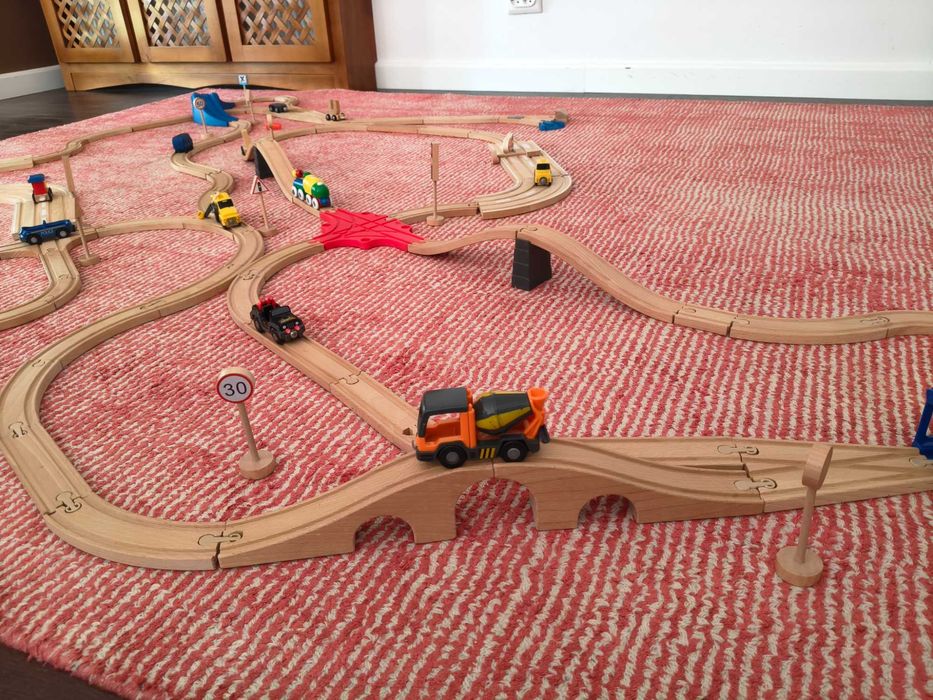 2-3 seturi de șine din lemn Playtive (Lidl)+semne de parcare+accesorii +câteva trenulețe chuggington– ideal cadou mare!