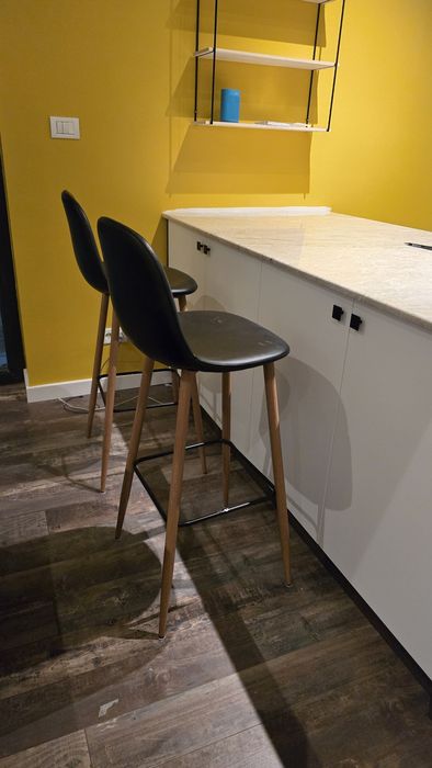 Vând 4 scaune de bar la set sau câte doua