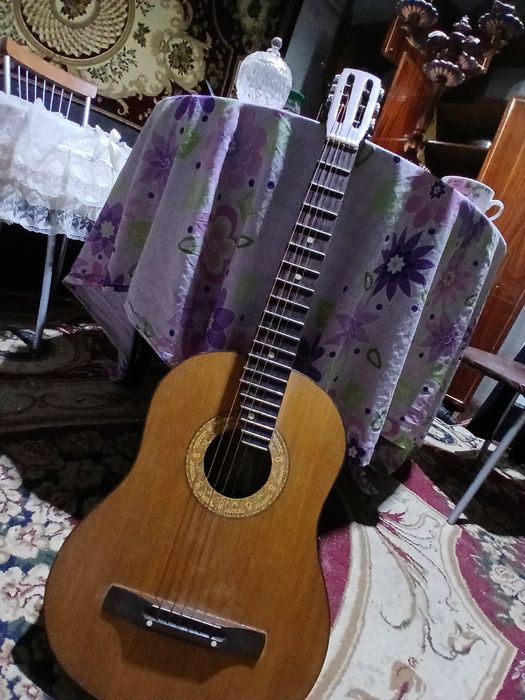 Продаётся шестиструнная гитара