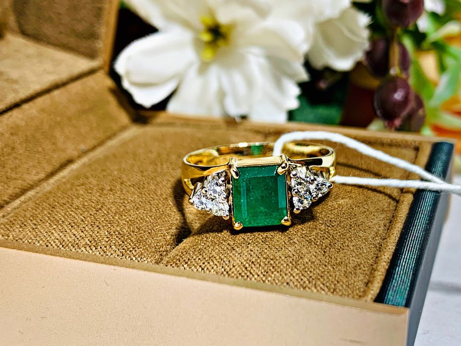 золотое кольцо с бриллиантами и натуральным камнем – Изумруд