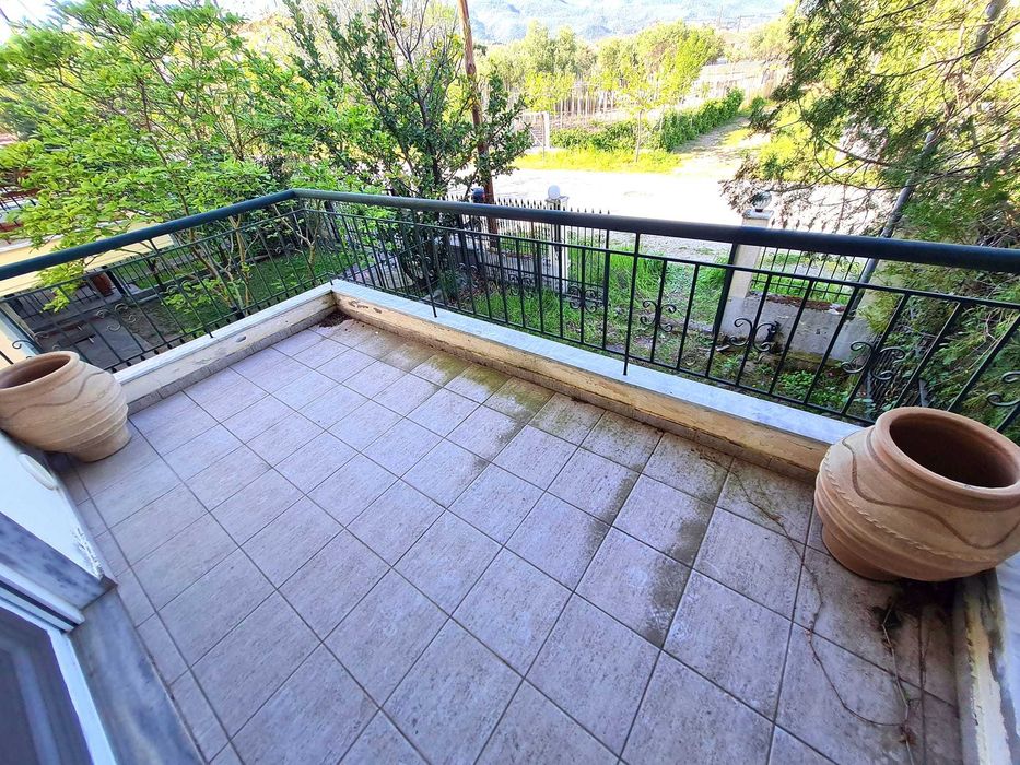 Продава мезонет на 3 нива с малък двор в центъра на Аспровалта, Гърция