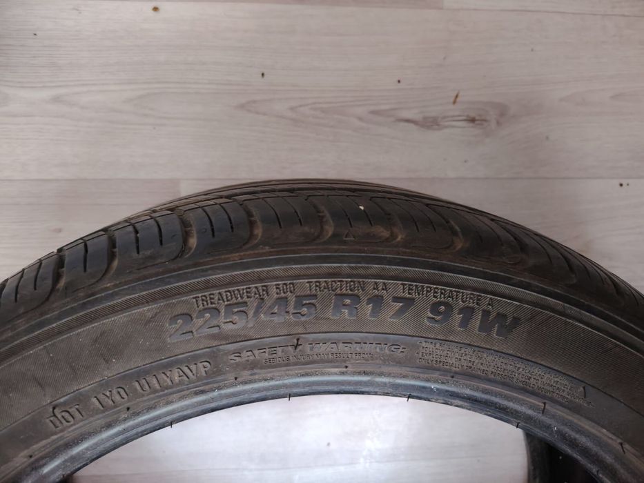 Продам шины 225/45/17 летний KUMHO