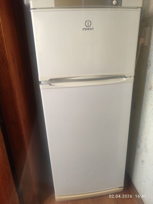 Срочно продаётся Холодильник. музлатгич "indesit"  Россия