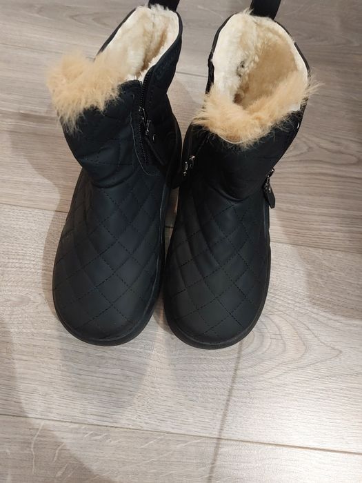 Cizmulite impermeabile, noi, marimea 36