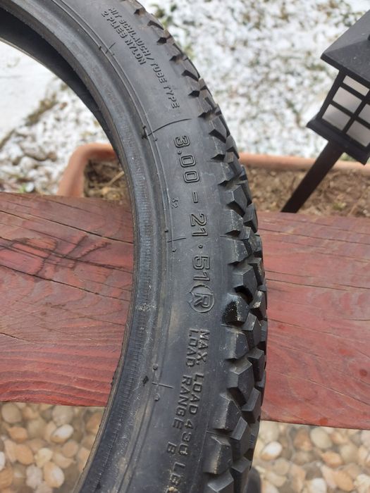Anvelopă moto dimensiune 300 21 51 R