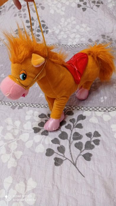 Лошадка мягкая музыкальная в отличном состоянии