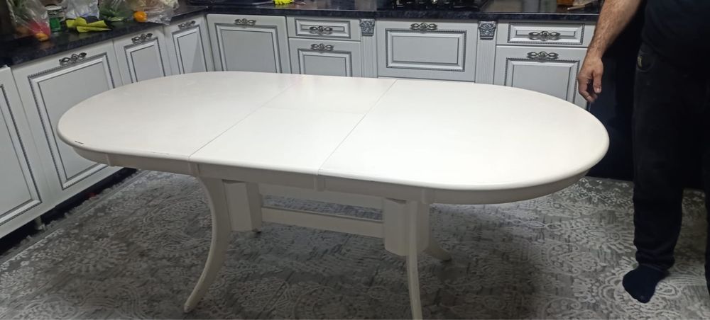 Стол со стульями из дерева