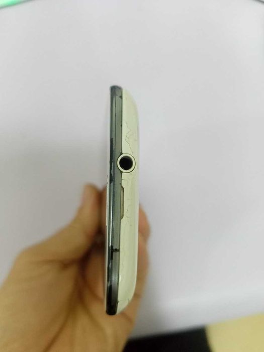 Samsung Galaxy S III zapchastga. Ekran singan plata yaxshi ishlaydi