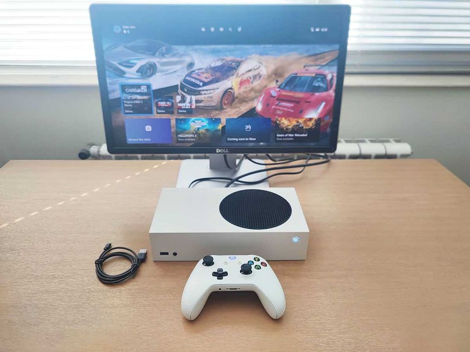 Xbox Series S конзола със джойстик и кабели