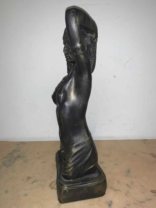 Statuie cu tenta egipteana