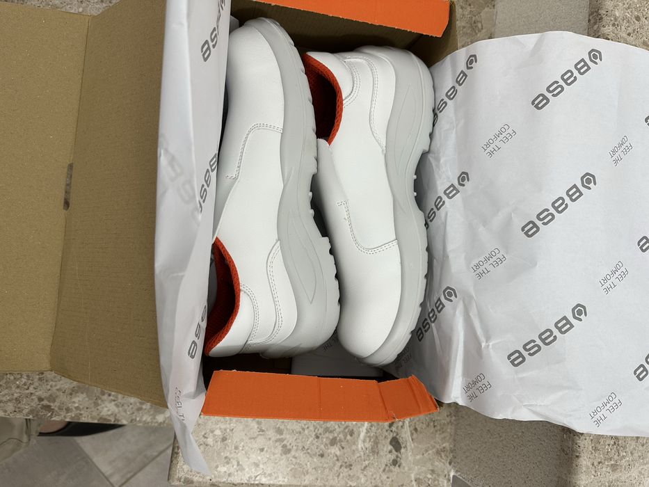 Bocanci lucru noi în cutie ,marca Base