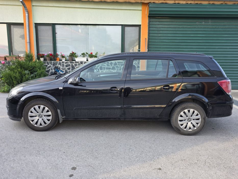 Opel Astra  черна