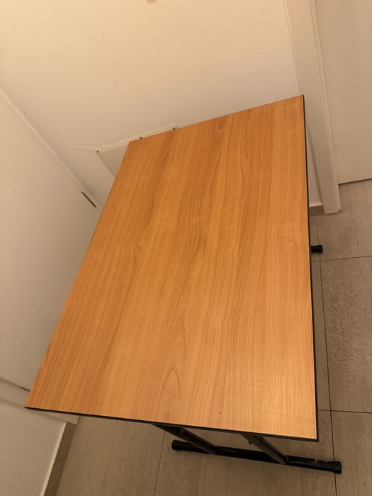 Masa cu picioare rabatabile