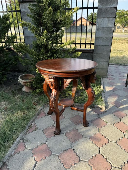 Masă din lemn masiv cu sculpturi
