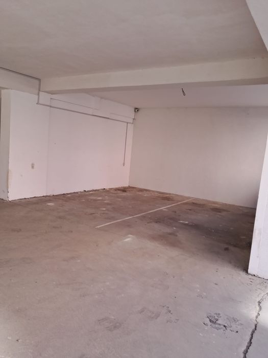 Vand loc de parcare acoperit