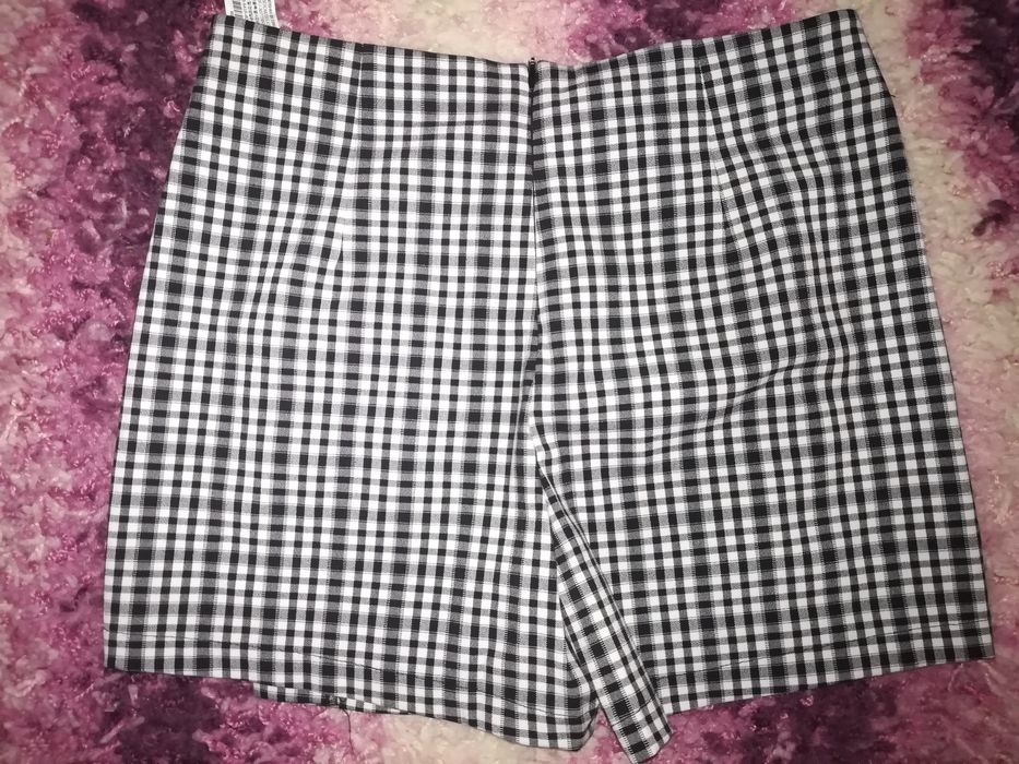 Pantaloni scurți mărimea 36, noi fără eticheta Bershka