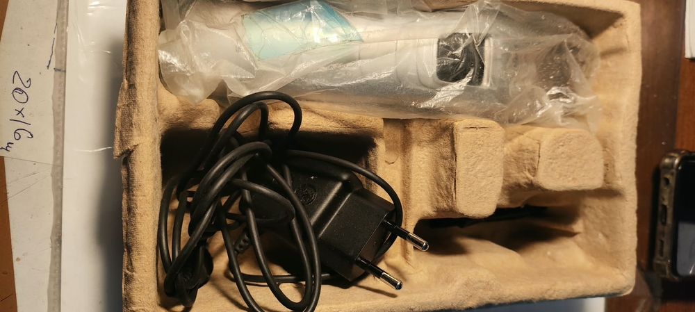 Срочно продам электробритву Philips