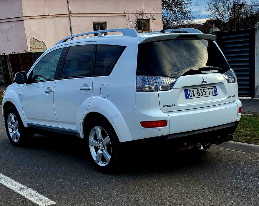 Mitsubishi Outlander 4×4  diesel 7 locuri