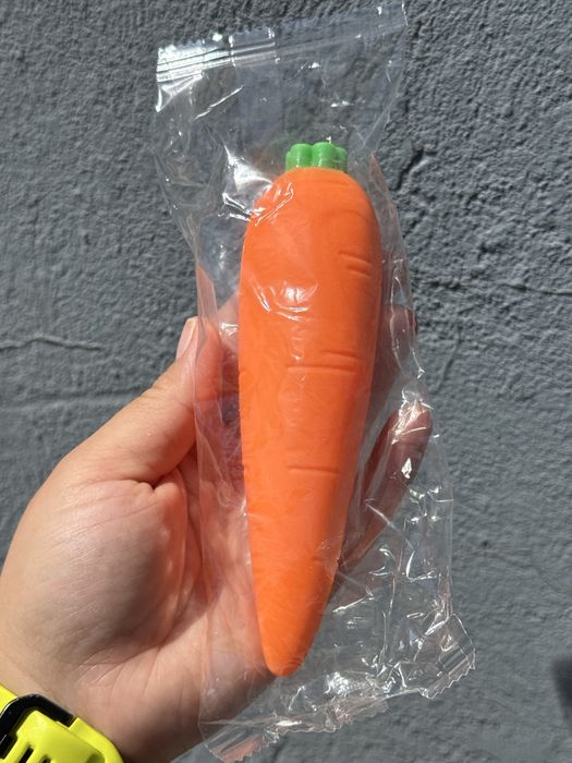 Jucarie Squishy morcov cu spuma