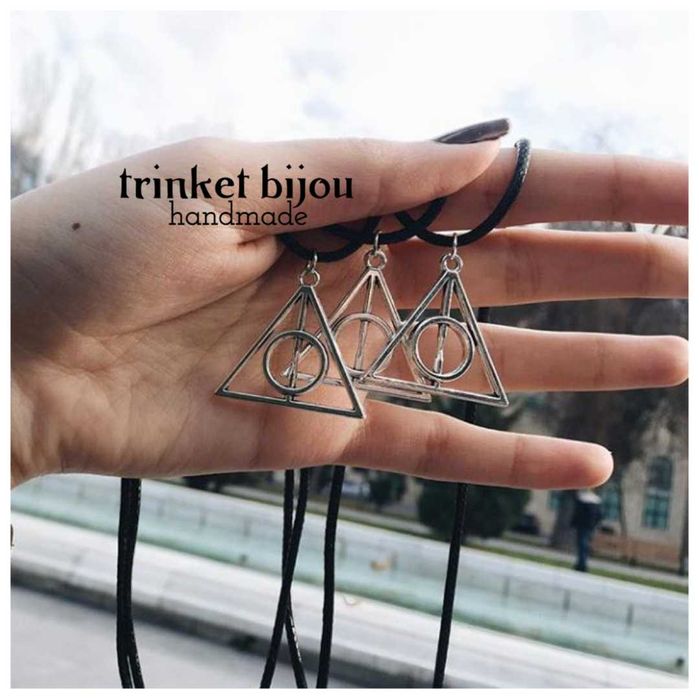 Кулон с символикой даров из Гарри Поттера.