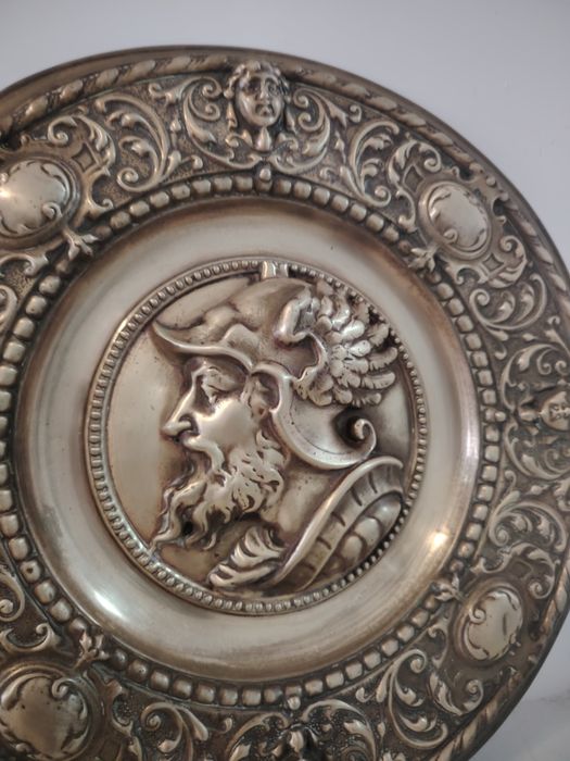 Superb basorelief,tablou din alama masiva  bătut manual ,piesa cu o lucrătură de o foarte mare finețe , dimensiuni 46 cm in diametru