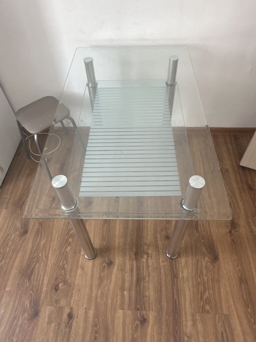 Продам стеклянный стол