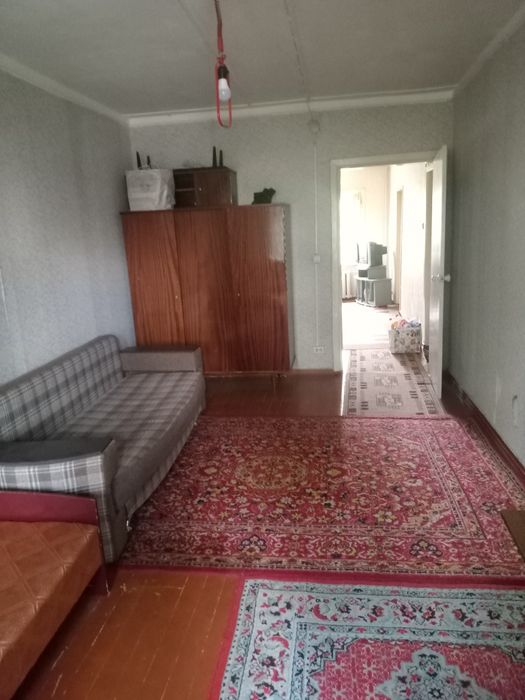 Квартира в древяним доме двух комнат ний  мебель есть кухня .